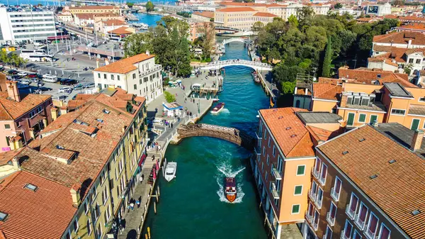 Venedik, İtalya 'nın nefes kesici hava fotoğrafı ikonik kanallarını, tarihi mimarisini ve canlı lagününü gözler önüne seriyor. Çarpıcı manzara şehrin eşsiz cazibesini ve ebedi güzelliğini vurguluyor..