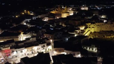 4K İHA görüntüleri, Ostuni, İtalya 'da, gece. Video, aydınlanmış 