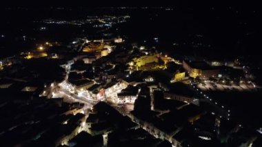4K İHA görüntüleri, Ostuni, İtalya 'da, gece. Video, aydınlanmış 