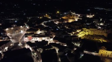 4K İHA görüntüleri, Ostuni, İtalya 'da, gece. Video, aydınlanmış 