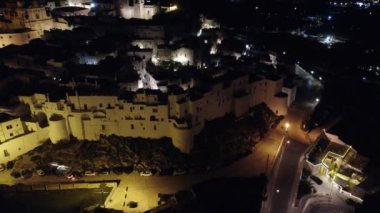 4K İHA görüntüleri, Ostuni, İtalya 'da, gece. Video, aydınlanmış 