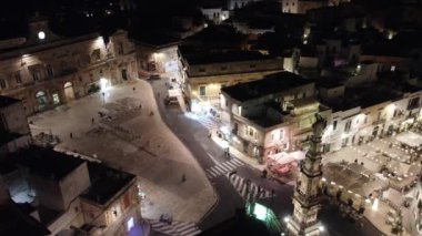 4K İHA görüntüleri, Ostuni, İtalya 'da, gece. Video, aydınlanmış 