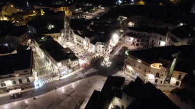 4K İHA görüntüleri, Ostuni, İtalya 'da, gece. Video, aydınlanmış 