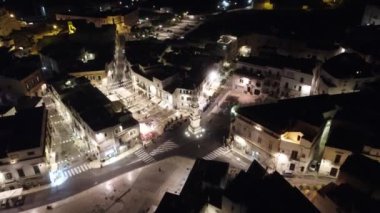 4K İHA görüntüleri, Ostuni, İtalya 'da, gece. Video, aydınlanmış 