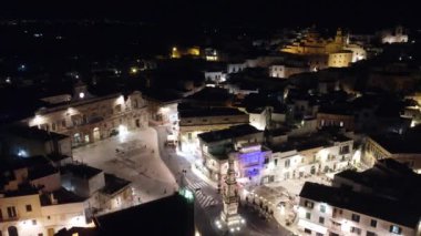 4K İHA görüntüleri, Ostuni, İtalya 'da, gece. Video, aydınlanmış 