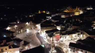 4K İHA görüntüleri, Ostuni, İtalya 'da, gece. Video, aydınlanmış 