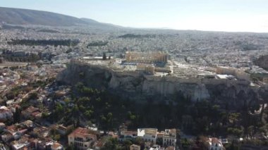 Yunanistan 'ın başkenti Atina' daki Akropolis ve Parthenon 'un hava görüntülerini kaydeden 4K insansız hava aracı görüntüleri. Video, ikonik antik kalıntıları ve onların kültürel önemini vurguluyor.
