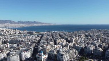 Yunanistan 'ın Atina kentsel merkezinin hava görüntülerini gösteren 4K insansız hava aracı görüntüleri. Video, kentin modern yaşam, tarihi simgeler ve Akdeniz cazibesinin karışımını vurguluyor.