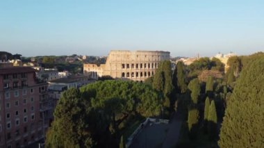 Şehrin parklarıyla çevrili Roma, İtalya 'daki Colosseum antik harabe ve yeşil alanların bir karışımını sergiliyor. Görüntüler Roma parklarının simgesel simgesini ve manzaralı güzelliğini yakalıyor.