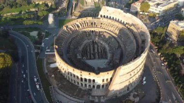 İtalya, Roma 'daki Kolezyum' un çarpıcı manzarası ihtişamını ve tarihsel önemini yansıtıyor. Görüntülerde, Roma tarihi ve mimarisinin bir sembolü olan antik amfi tiyatro gösteriliyor.