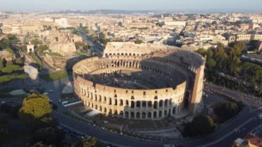 Roma, İtalya 'daki kolezyum, bu antik amfitiyatronun ihtişamını ve tarihsel önemini yansıtıyor.