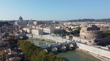 Castel Sant 'Angelo ve Vatikan' ın Roma, İtalya 'daki hava görüntüleri. Bu çarpıcı görüntülerde Vatikan ve Vatikan 'ın ikonik simgeleri yer alıyor. Dünyanın en ünlü tarihi ve dini yerlerinden birine ait eşsiz bir bakış açısı sunuyor.