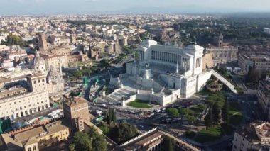 İtalya, Roma 'daki Vittoriano Anıtı' nın büyük mimarisini, karmaşık ayrıntılarını ve çevresindeki şehir manzarasını gözler önüne seren hava videosu, İtalya 'nın tarih ve kültürünün bu ikonik sembolünü vurguluyor.