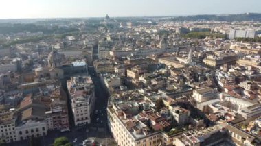 4K insansız hava aracı videosu Roma, İtalya 'nın havadan görünüşünü, klasik mimarisini, ikonik yapısını ve tarihi yapısını gösteriyor.