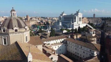 İtalya, Roma 'daki Vittoriano Anıtı' nın büyük mimarisini, karmaşık ayrıntılarını ve çevresindeki şehir manzarasını gözler önüne seren hava videosu, İtalya 'nın tarih ve kültürünün bu ikonik sembolünü vurguluyor.