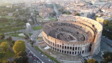İtalya 'nın Roma kentinde Colosseum' un sembolik yapısını ve tarihsel önemini gözler önüne seren çarpıcı bir video. Bu video, antik Roma amfitiyatrosunun ihtişamını dinamik bir perspektiften yakalıyor..