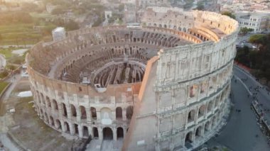 İtalya, Roma 'daki Colosseum' un dış tarafında antik harabeler ve ikonik yapılar sergileniyor. Bu fotoğraf dünyanın en ünlü anıtlarından birinin ihtişamını ve tarihsel önemini yansıtıyor.