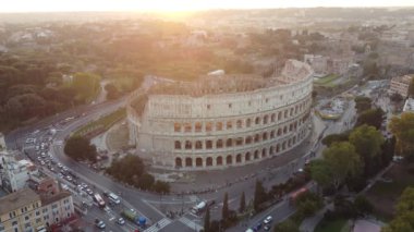 Roma, İtalya 'da Colosseum' da çarpıcı bir günbatımı. Sıcak altın ışık, bu ikonik anıtın ihtişamını ve tarihsel önemini vurgulayarak antik kalıntıların üzerine güzel bir parıltı saçar.