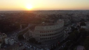 Roma, İtalya 'daki Kolezyum' un 4K hava videosu antik yapısını, tarihi önemini ve çevresindeki şehri sergiliyor ve Roma mirası ile modern şehir hayatının karışımını vurguluyor.