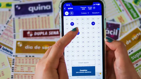 Pessoa realizando aposta para a loteria brasileira Quina no aplicativo da Caixa, usando smartphone, conceito de tecnologia, kind e apostas digitais. Paulo onları 12 Janeiro 2025 'te öldürdü.