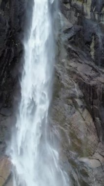 Çarpıcı ve görkemli bir şelale sarp kayalıklardan aşağı doğru dramatik bir şekilde dökülür, doğanın güzelliğini gözler önüne serer.