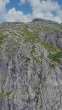 Norveç dağlarının havadan görünüşü, yaz günü