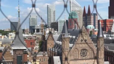 Tarihi binaların yanında modern gökdelenlerin sergilendiği canlı bir şehrin büyüleyici ve nefes kesici bir görüntüsü.