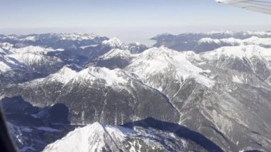 Göz kamaştırıcı hava görüntüleri mükemmel bir şekilde nefes kesici ve kışın karla kaplı zirveler.