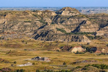 Theodore Roosevelt Ulusal Parkı, Güney Birimi, Medora, Kuzey Dakota, ABD 'de mavi gökyüzü olan güzel, renkli bir dağ manzarası.