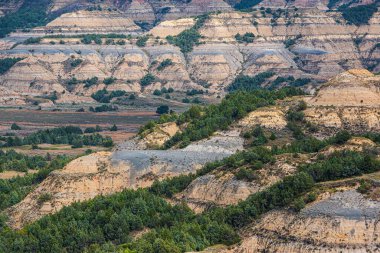 Theodore Roosevelt Ulusal Parkı, Güney Birimi, Kuzey Dakota, ABD 'deki Çorak Topraklar' ın renkli kaya katmanlarına yakın çekim. Bir arkaplan resmi.