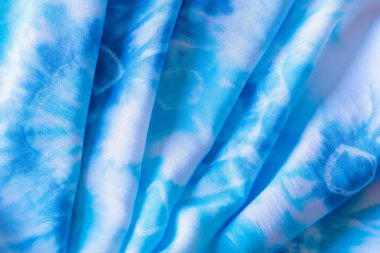 Güzel turkuaz ve mavi kravat boyası katlanmış, buruşuk ipek kumaş. Bu fotoğraf grafik kaynakları, yaratıcı tasarım, yüzeyler ve altyapılar için kullanışlıdır..