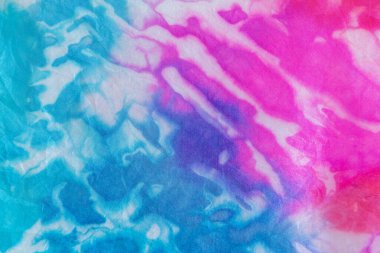 Suluboya efektli, soyut tasarımlı parlak ipek kumaş resmi. Renkler mavi, turkuaz, mor, morumsu ve kırmızıdır. Bu grafik kaynaklarda, yaratıcı tasarımda, yüzeylerde ve arka planlarda kullanım için yakın çekim.
