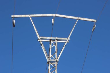 Elektrik direğine hat kablosuyla güç ver