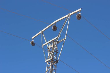 Elektrik direğine hat kablosuyla güç ver