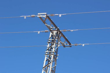 Kablolu bir elektrik direği