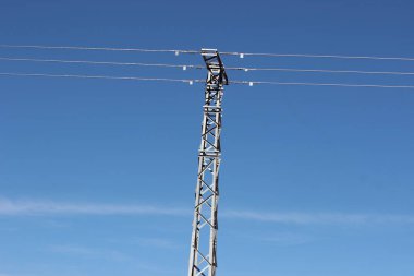 Kablolu bir elektrik direği