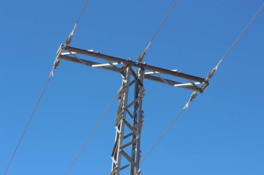 Kablolu bir elektrik direği