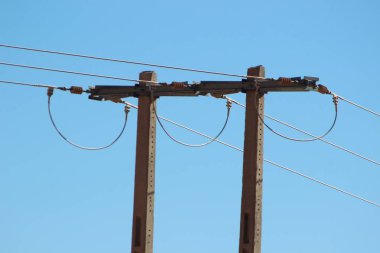 Kablolu bir elektrik direği