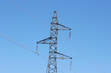 Kablolu bir elektrik direği