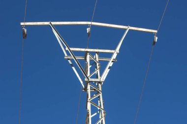 Kablolu bir elektrik direği