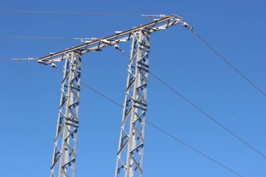 Kablolu bir elektrik direği