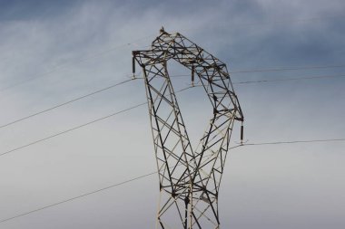 Kablolu elektrik direği
