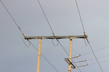 Kablolu elektrik direği