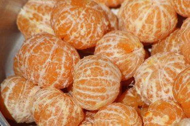 Kabuksuz portakallara yakın çekim, derisiz portakallar