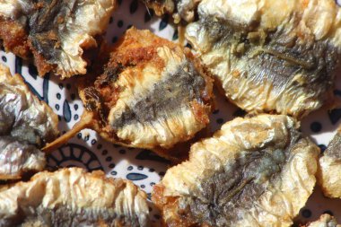 Yağda pişmiş balık.