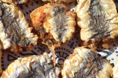 Yağda pişmiş balık.