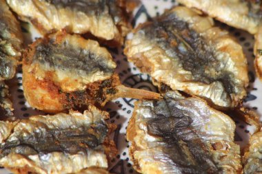 Yağda pişmiş balık.