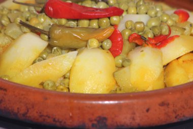 Patates ve bezelyeli Fas tavernası.