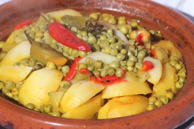 Patates ve bezelyeli Fas tavernası.