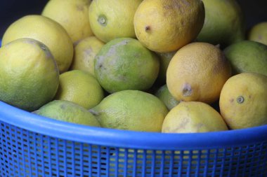 Mavi plastik sepette limonlar